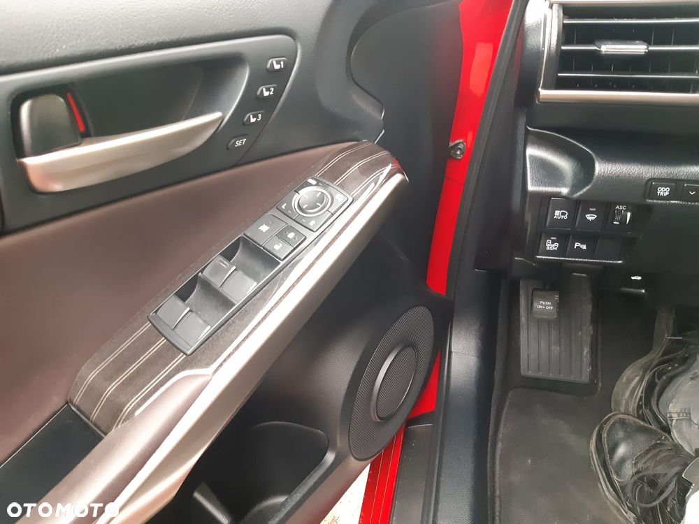 Lexus IS 300h Prestige - 14