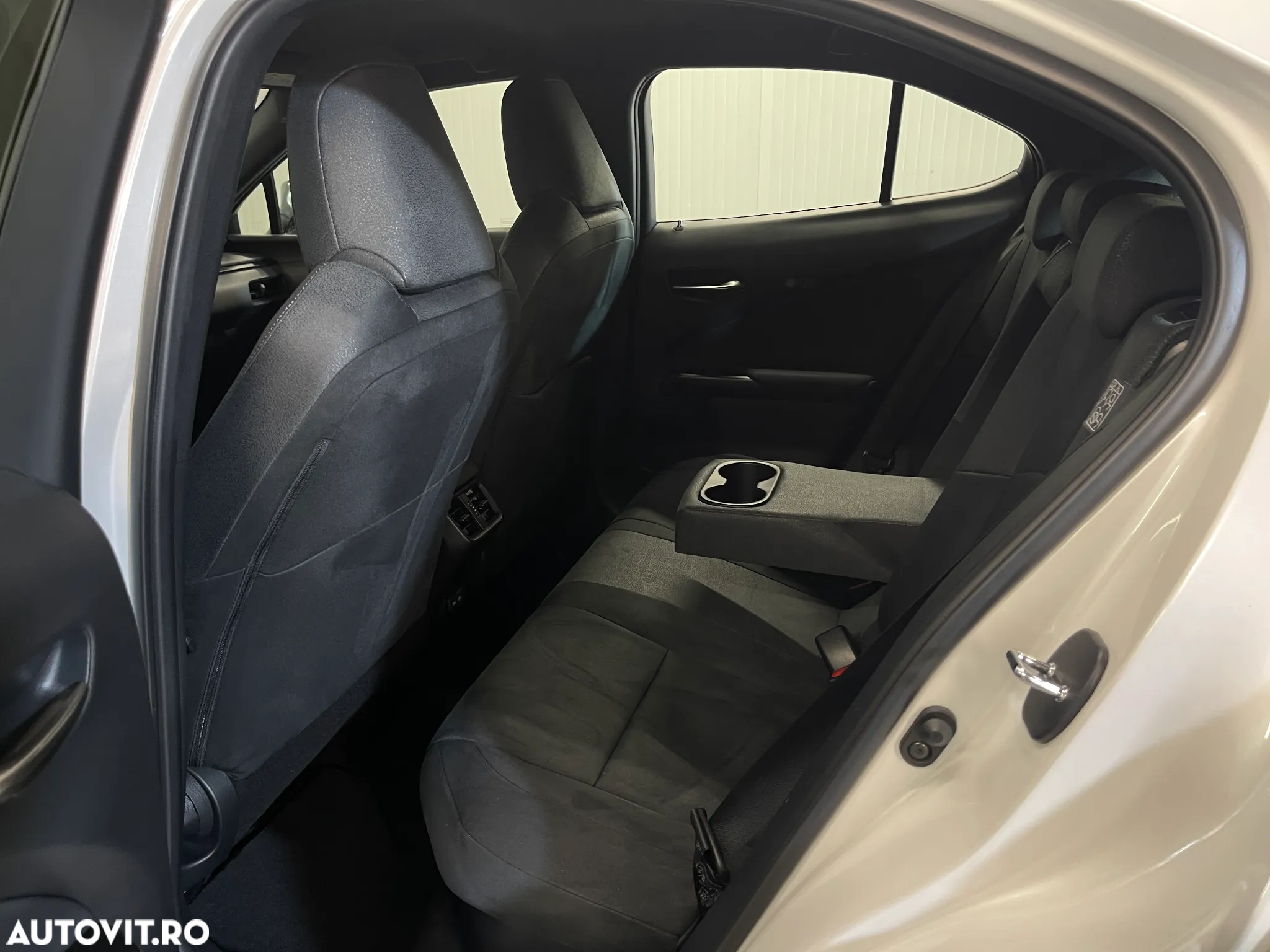Lexus UX 250h Business Edition - 10