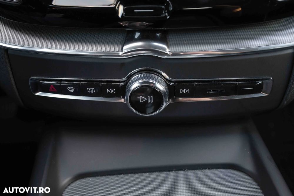 Volvo XC 60 B4 D AWD Plus Dark - 36