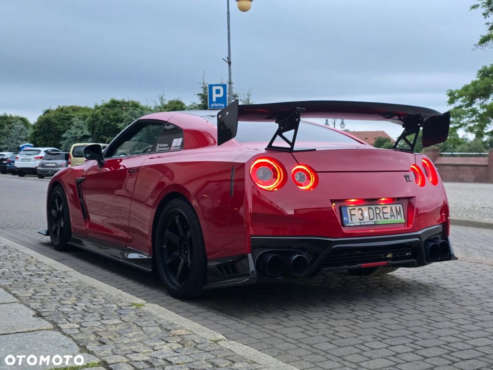 Nissan GT-R - 10