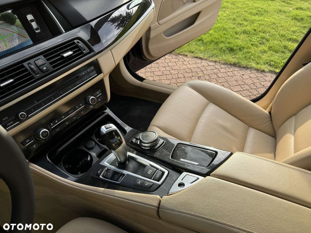 BMW Seria 5 528i xDrive - 24
