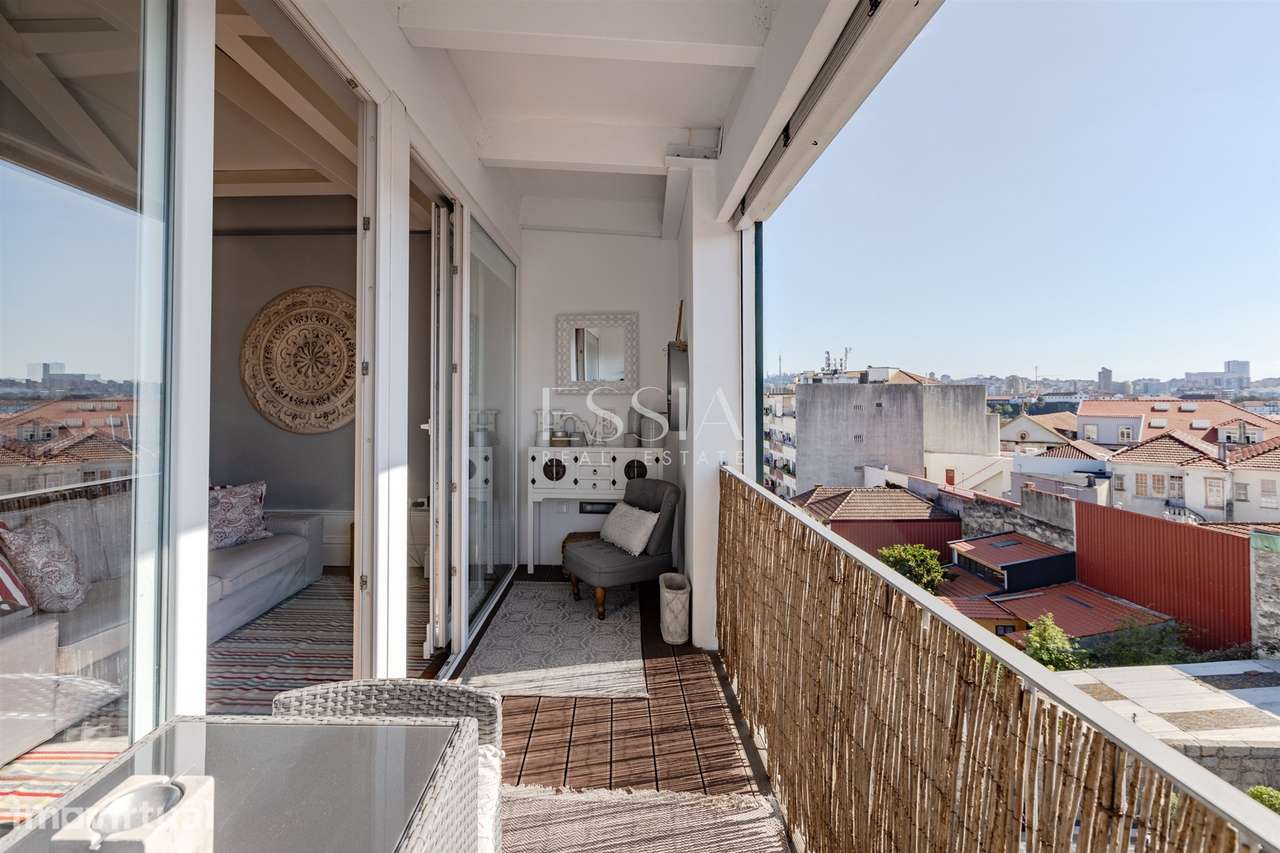 Apartamento T0 Mezzanine com AL, Terraço e Aparcamento Baixa do Porto - Grande imagem: 2/31
