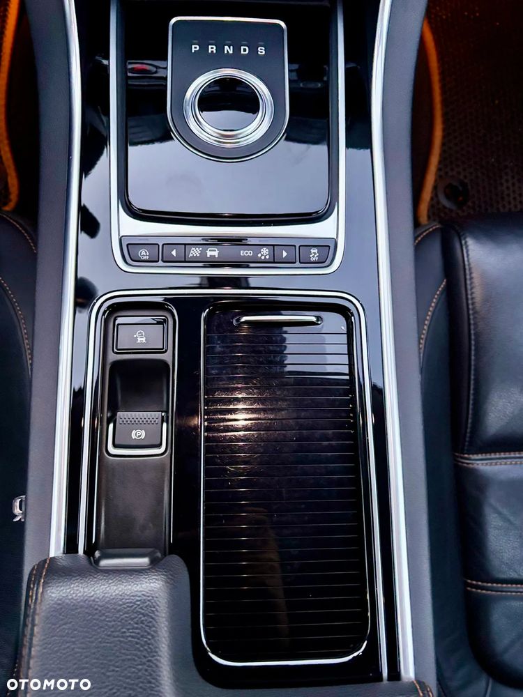 Jaguar XE 2.0 D Prestige - 25