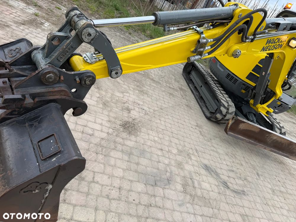 Wacker Neuson EZ53 Koparka Gąsienicowa 5,5 Tony. 2020 rok. 1772 mtg. Jak Nówka z salonu! ani deka luzów czy wycieków! Pochodzi z Gospodarstwa Norweskiego! Aktualne serwisy DEKRA BMWT 2027r. 2 łyżki. Silnik PERKINS 4 cyl. 52km. Maszyna Full wypasiona! Bogata wersja Norweska! Klima. Szybkozłącze Hydrauliczne. OKAZJA. Pełny Oryginał historia do sprawdzenia w Wacker autoryzowany! 4 sekcje Hydrauliczne. Po serwisach eksploatacyjnych. Ani Deka luzów i wycieków - 14