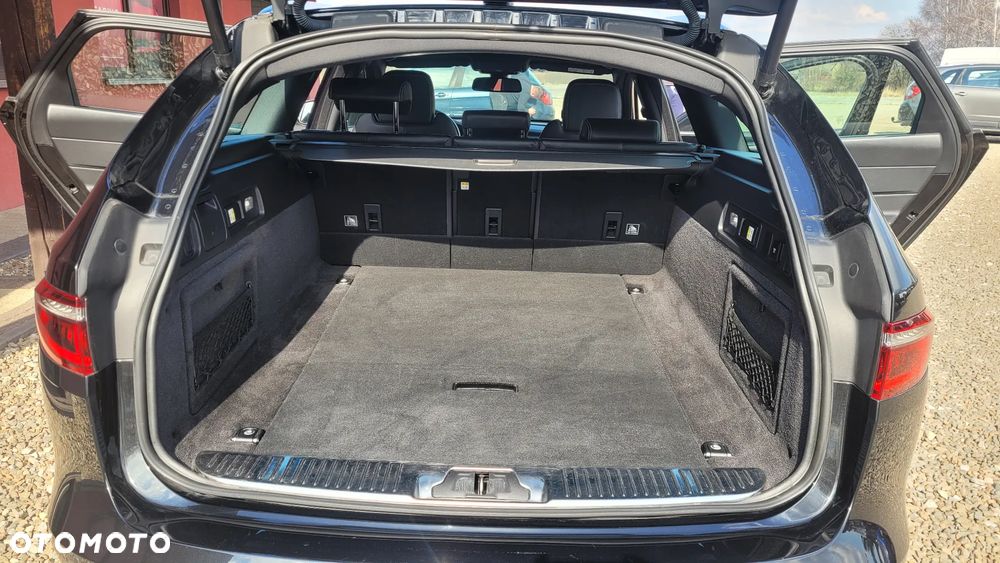 Jaguar XF 20d Portfolio - 10