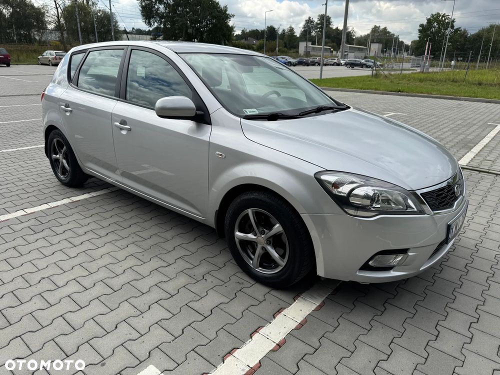 Kia Ceed 2011 photo 2