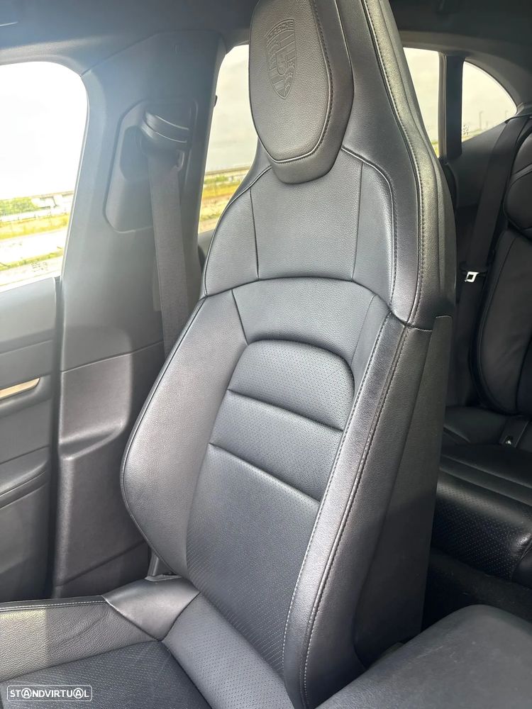 Porsche Taycan Cross Turismo 4 - 14