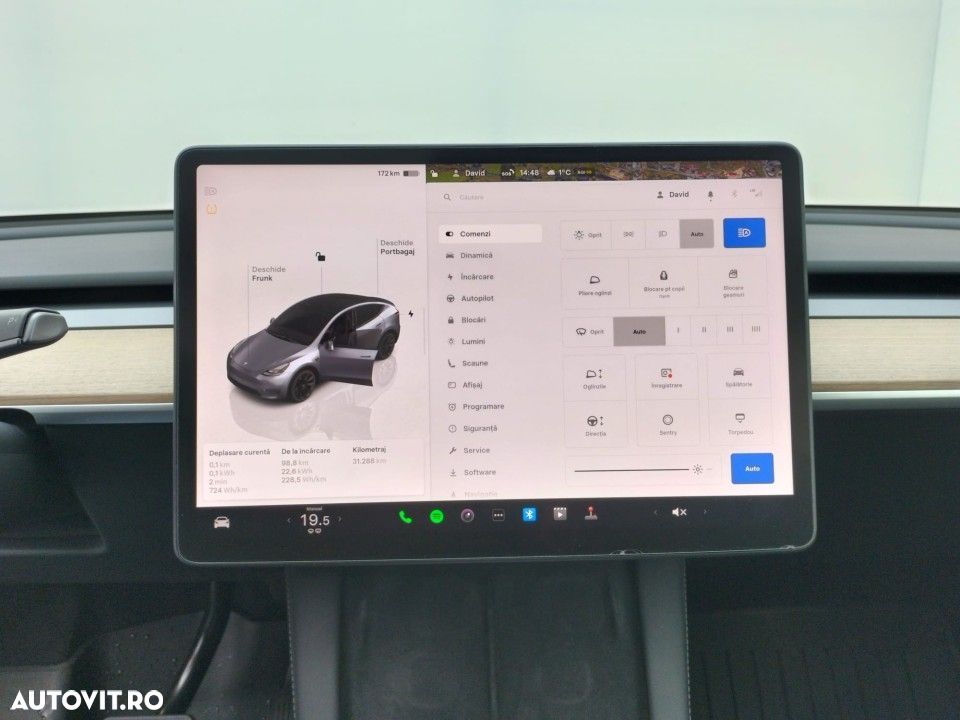 Tesla Model Y Long Range AWD - 10