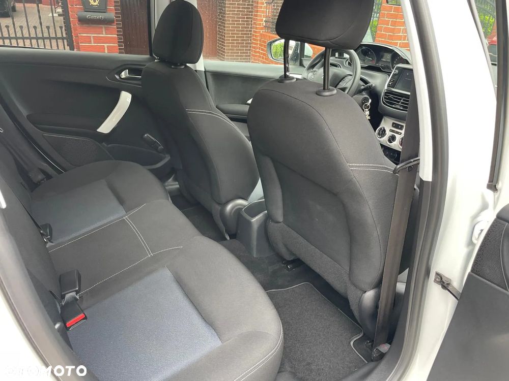 Peugeot 208 - 4