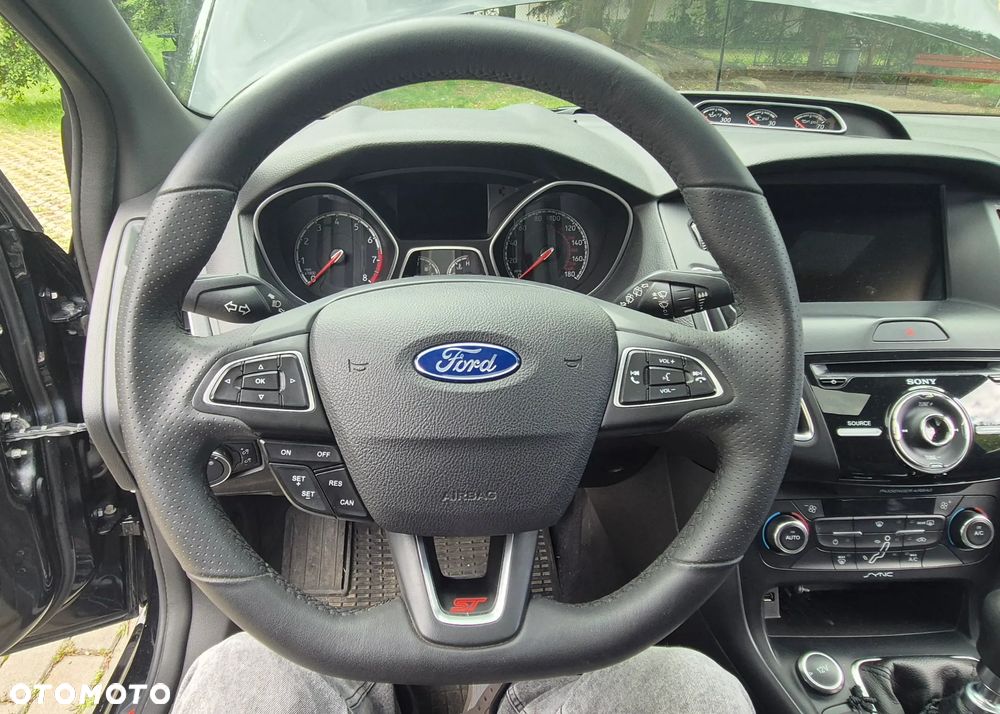 Ford Focus 2.0 EcoBoost ST mit Leder-Sport-Paket - 2