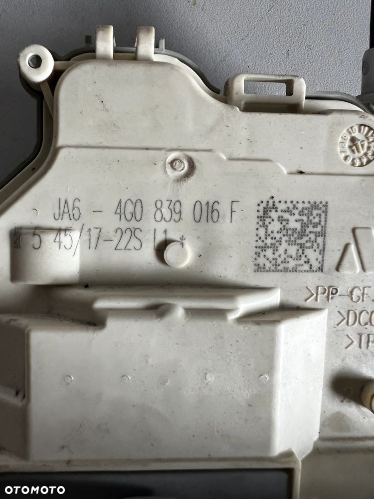 AUDI A4 B9 8W ZAMEK DRZWI PRAWY TYŁ 4G0839016F - 2