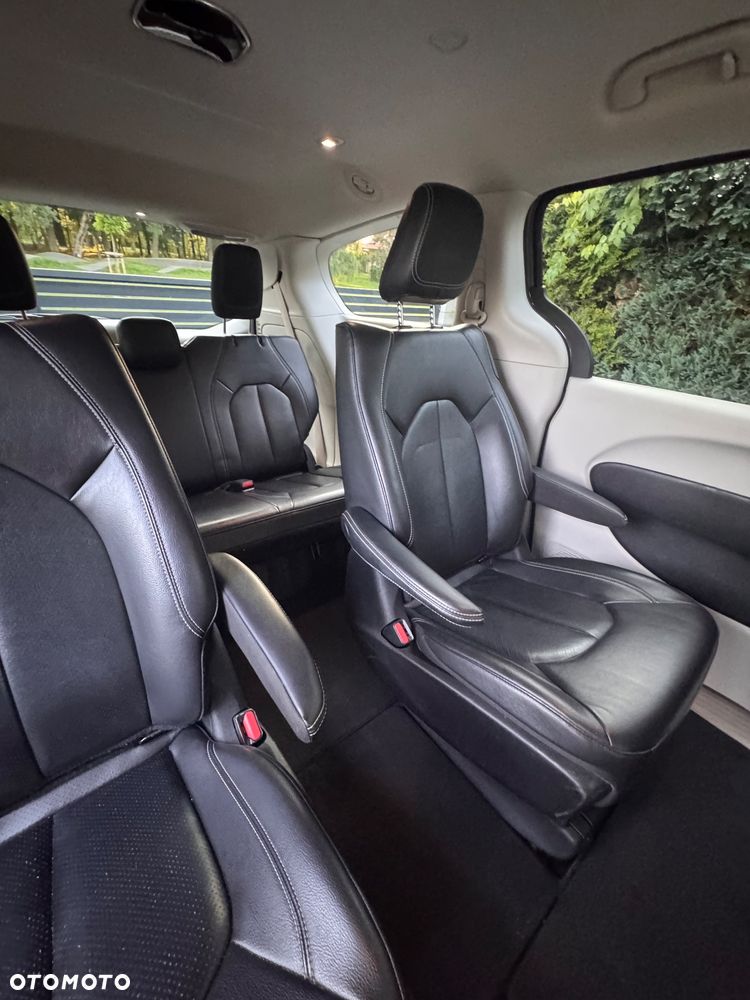 Chrysler Pacifica - 33