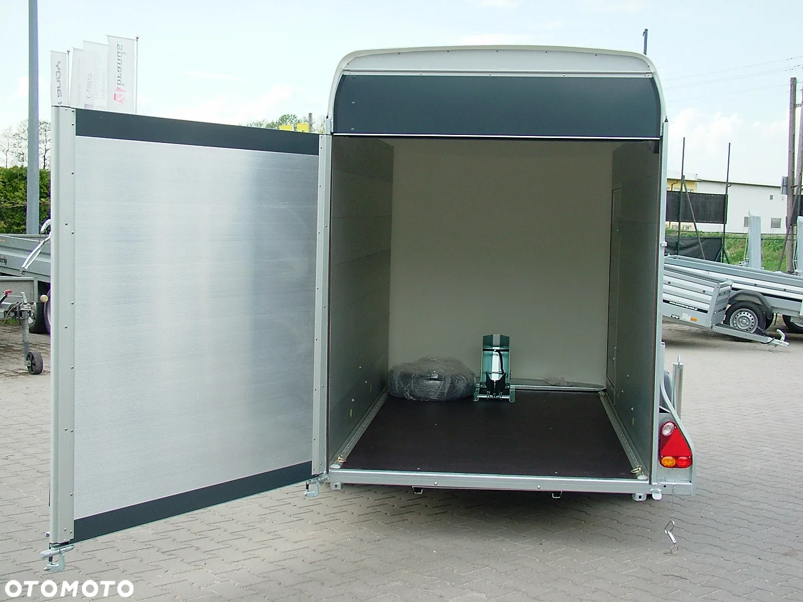 Debon Przyczepa zabudowana aluminiowa poliestrowa kontener furgon cargo Cheval Liberte Debon C 300 - 5