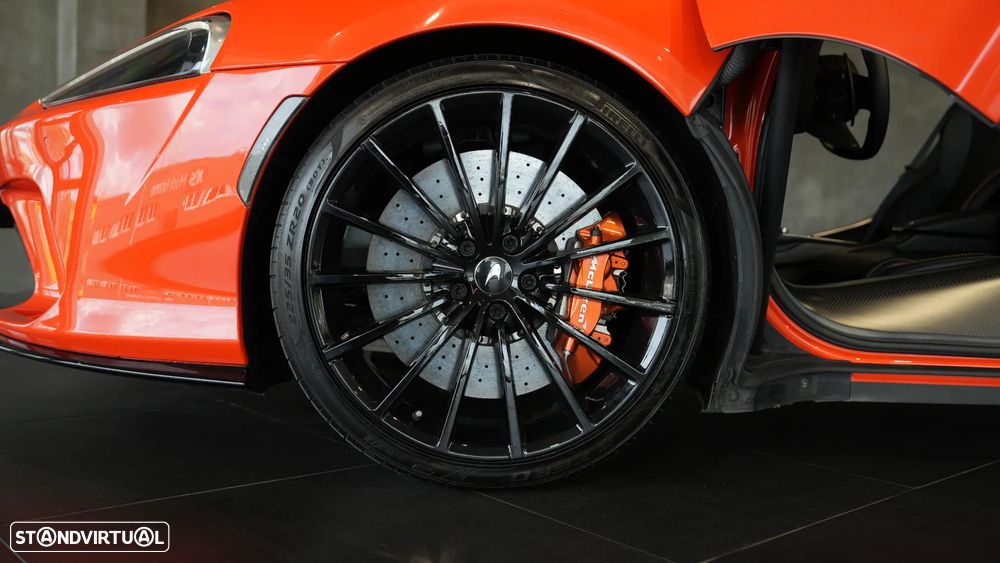 McLaren GT 4.0 Twin-Turbo V8 - 7