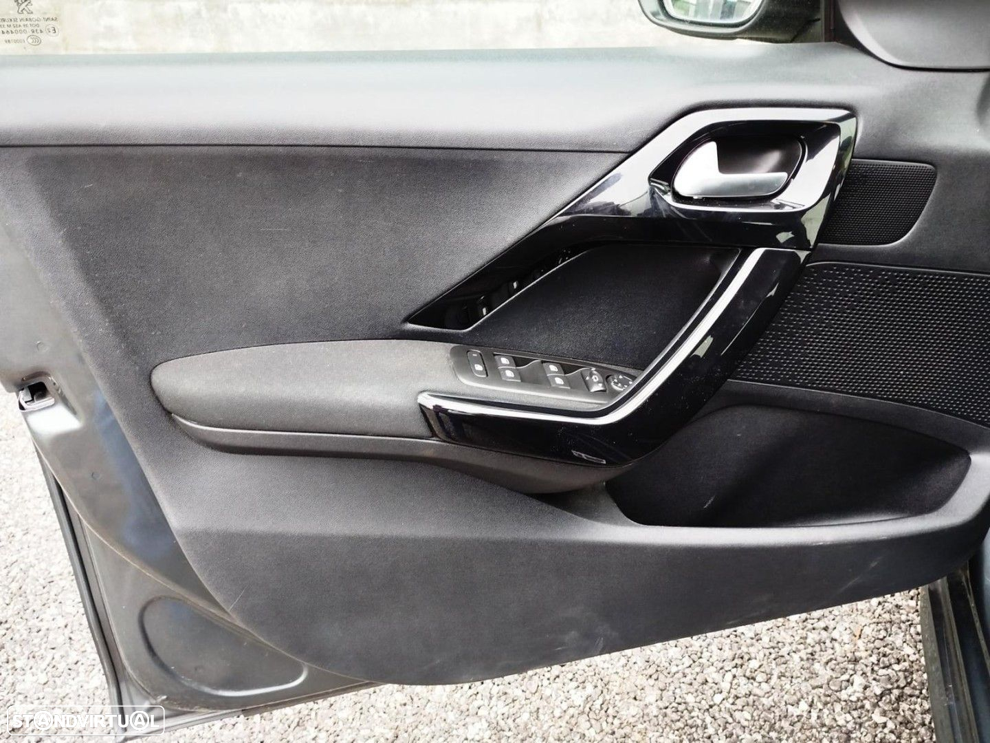 Peugeot 208 1.2 PureTech Signature - 6
