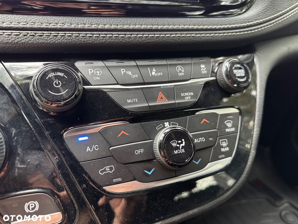 Chrysler Pacifica - 35