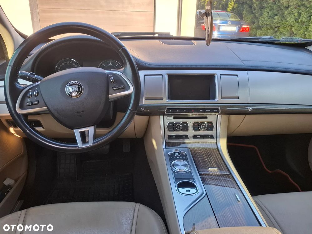 Jaguar XF 2.2 D Premium Luxury - 8