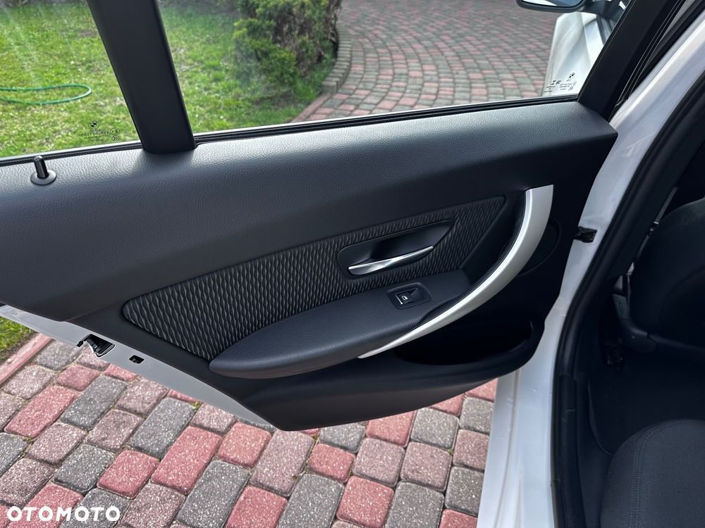 BMW Seria 3 318i - 17