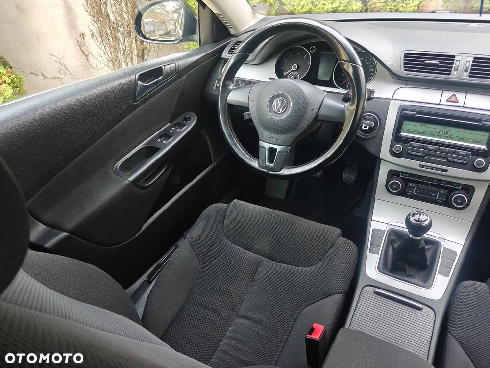 Volkswagen Passat 1.6 Comfortline - 16