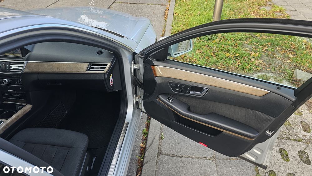 Mercedes-Benz Klasa E 350 CDI DPF BlueEFFICIENCY 7G-TRONIC Elegance - 15