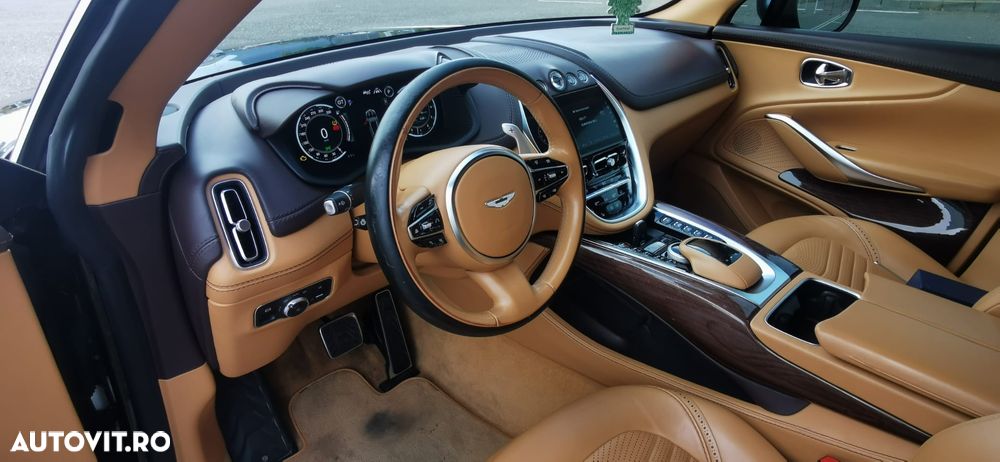 Aston Martin DBX - 12
