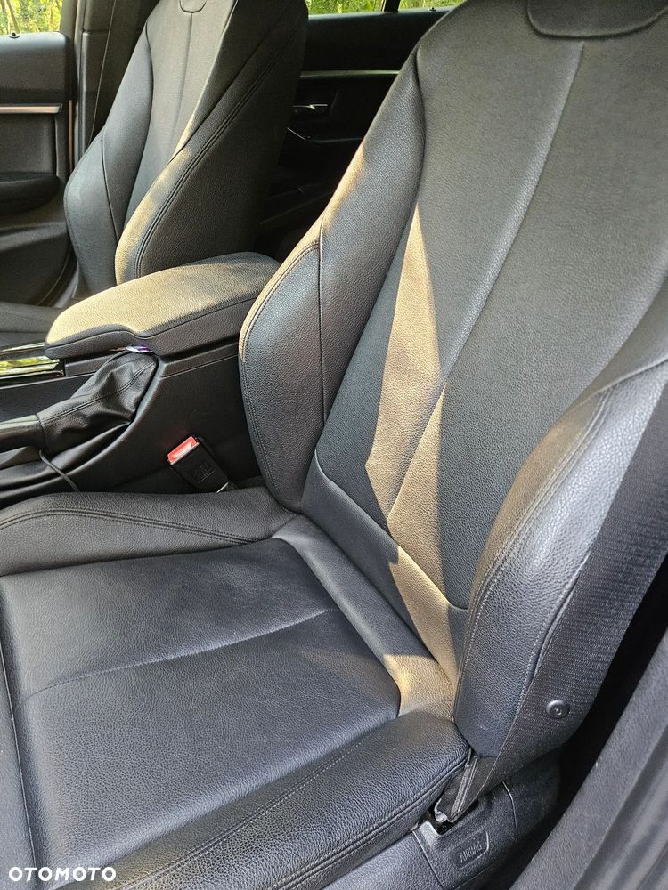 BMW Seria 3 330i xDrive - 13