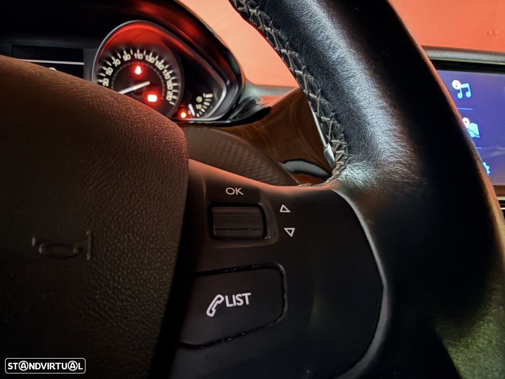 Peugeot 208 1.2 PureTech Allure - 18