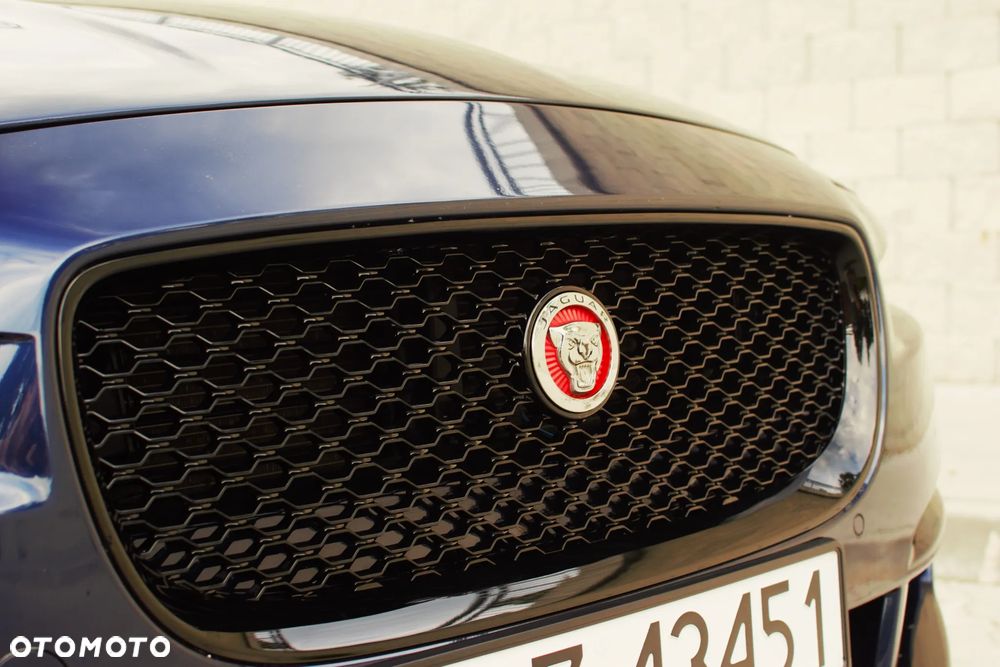 Jaguar XE 25t Prestige - 14