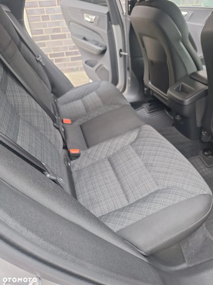 Volvo XC 60 B4 D Momentum Pro - 16