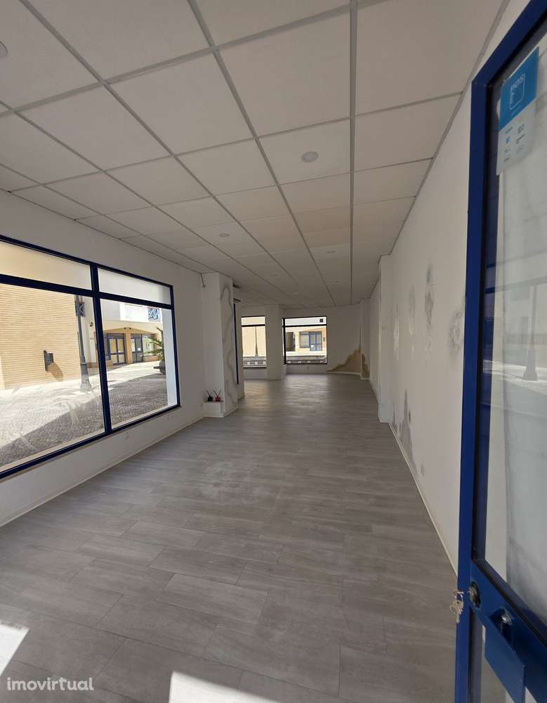 Loja com 4 montras e Bastante Luz e Espaço de Estacionamento Extra - Grande imagem: 3/6