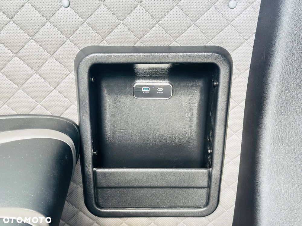Mercedes-Benz 317 CDI Furgon długi PRO Brygadowy 7 osób - 31