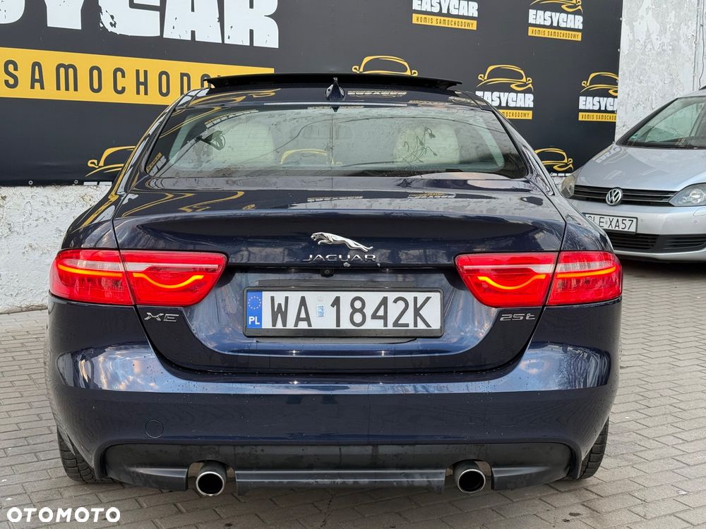 Jaguar XE 2.0 T R-Sport - 11