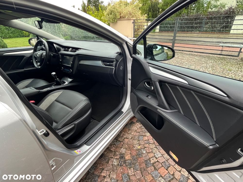 Toyota Avensis 1.8 Premium - 24
