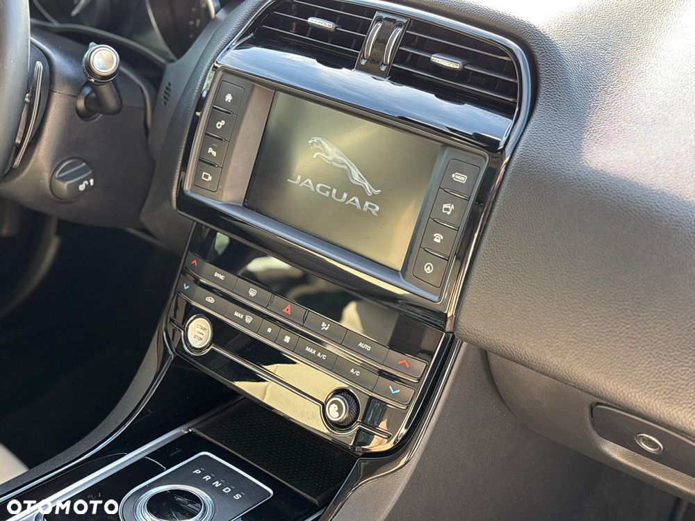 Jaguar XE 25t Prestige - 26