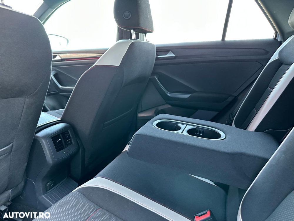 Volkswagen T-Roc - 18