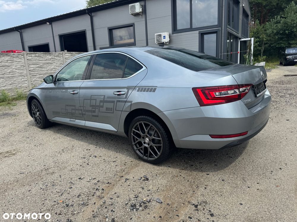 Skoda Superb 2.0 TDI DSG Sportline - 8