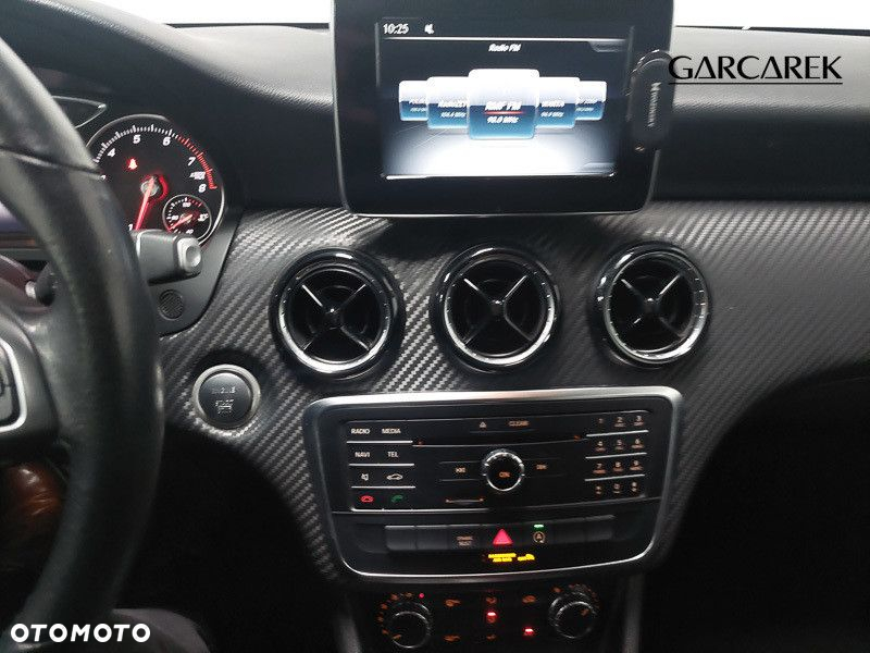 Mercedes-Benz GLA 180 7G-DCT - 26