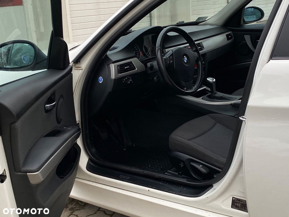 BMW Seria 3 318d - 15