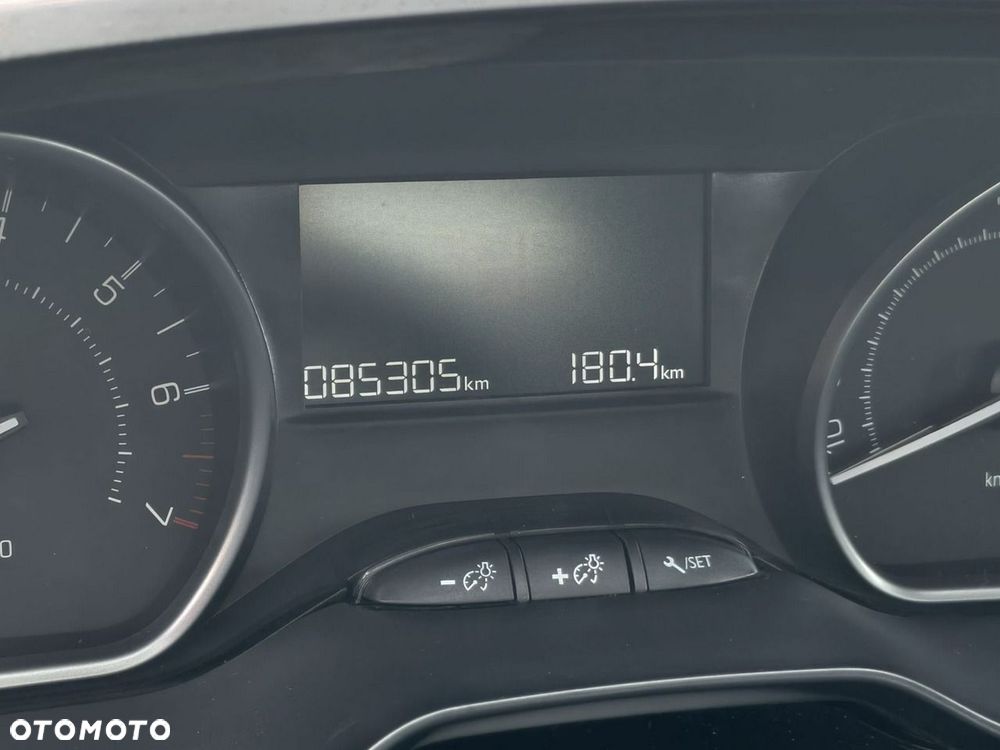 Peugeot 208 - 13