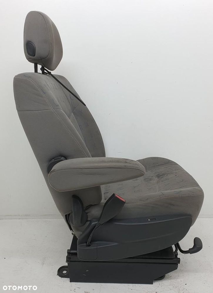 FOTEL OBROTOWY KAPITAŃSKI GRZANY LEWY PRZÓD KIEROWCY RENAULT TRAFIC II EURO - 7