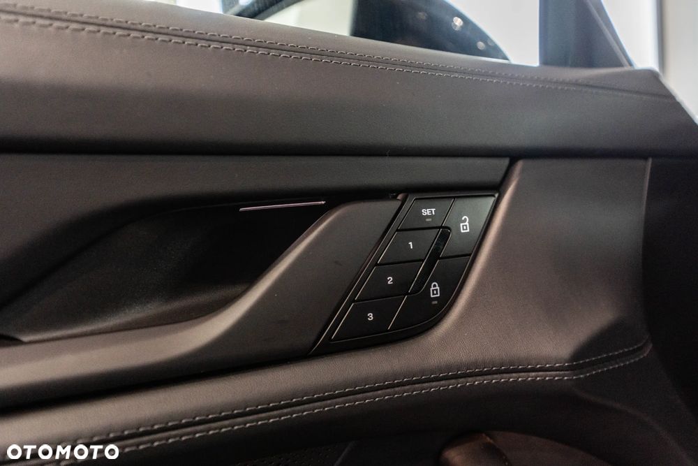 Porsche Taycan 105kWh 4S Black Edition - 22