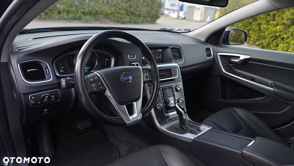 Volvo V60 D6 AWD Plug-in Hybrid Momentum - 25