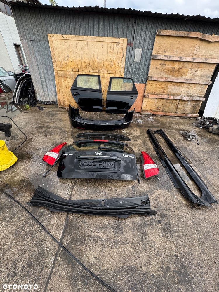 Hyundai i30 kombi kolor 9F czarny czarne   Drzwi tylne tył prawe lewe -500zl szt  Progi lift -150 sztuka   Lampy tył tylnie prawa lewa 150szt   Belka tył tylnia kombi 150sztuka   Zderzak tył tylni lift 450   Klapa bagażnika klapa tył 800zl   Podszybie 100zl   Posiadam wiele części do tego modelu  Szybka wysyłka - 1