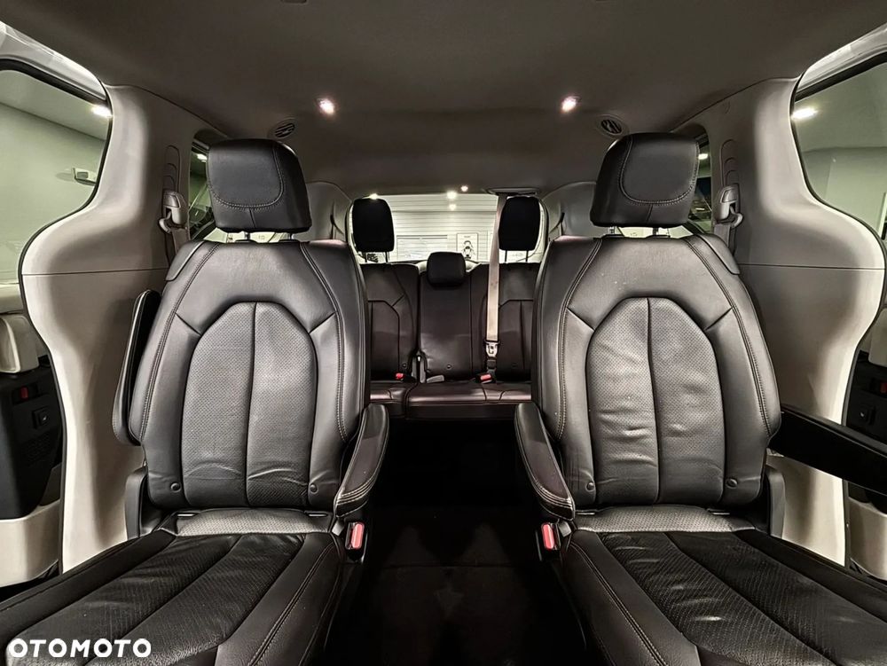 Chrysler Pacifica - 23