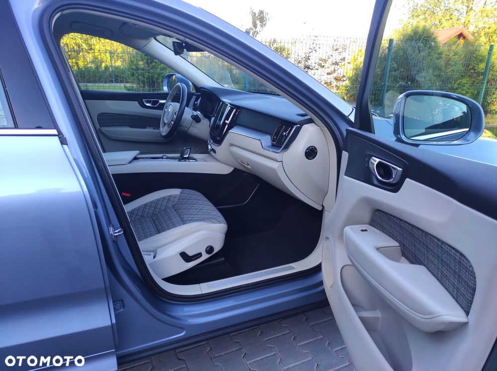 Volvo XC 60 B4 D AWD Momentum Pro - 11
