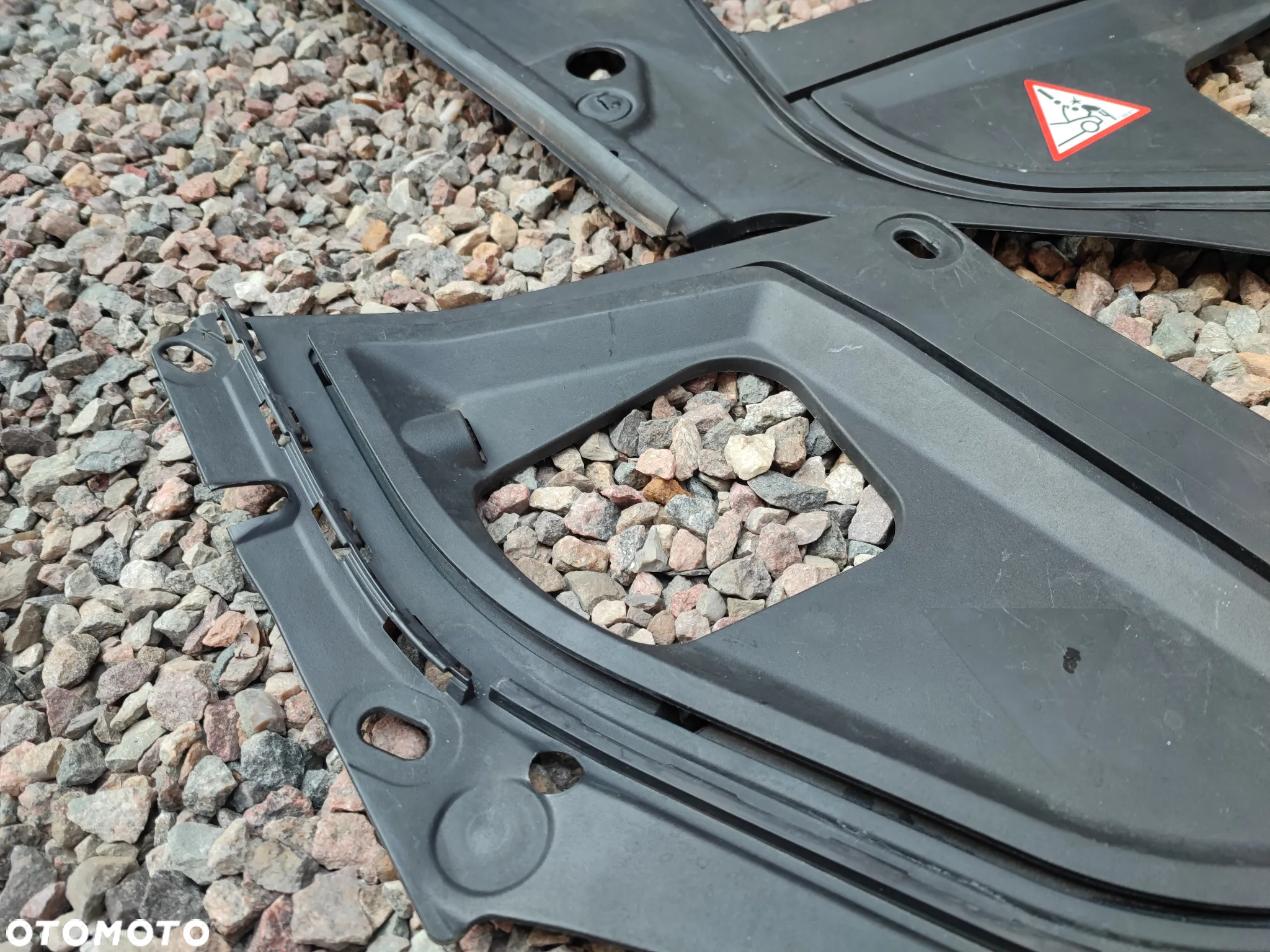 BMW F11 / F10 / F11N / F10N ORYGINALNA OSŁONA KOMORY SILNIKA LEWA / PRAWA / OBUDOWA KOMORY SILNIKA O NR. 7 019 804 / 7 019 803 OEM W BARDZO DOBRYM STANIE - 4