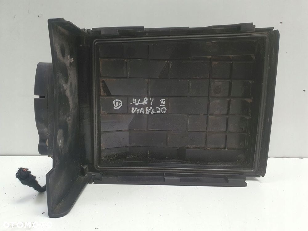 Skoda Octavia II lift 1.8 Tsi OBUDOWA SKRZYNKI BEZPIECZNIKÓW 1K0937132F - 3