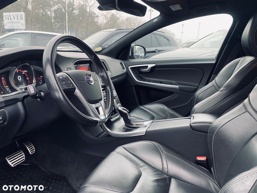 Volvo V60 D4 Geartronic R-Design - 24