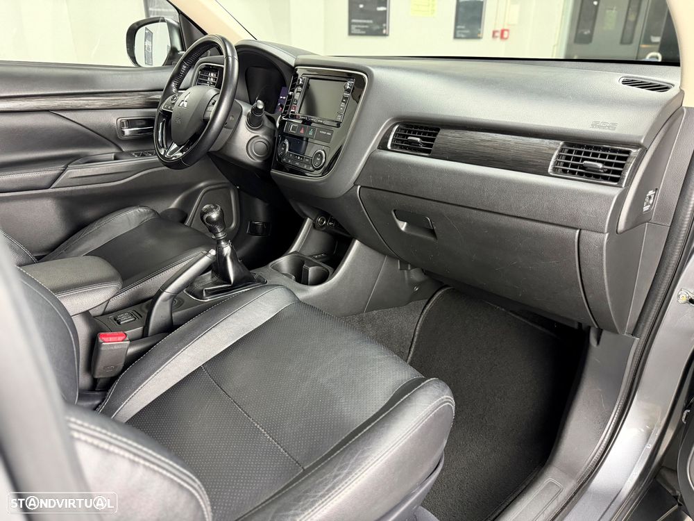 Mitsubishi Outlander 2.2 DI-D Instyle Navi - 24