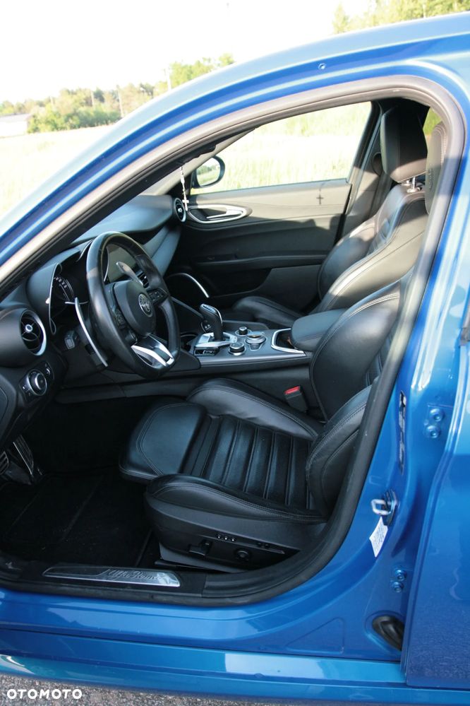 Alfa Romeo Giulia 2.0 Turbo 16V AT8-Q4 Veloce - 11
